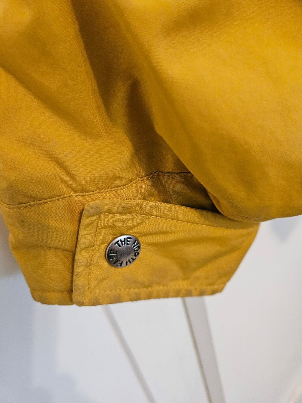 The North Face Winter Men's Jacket and Coat with hood. - Picture 6 of 8